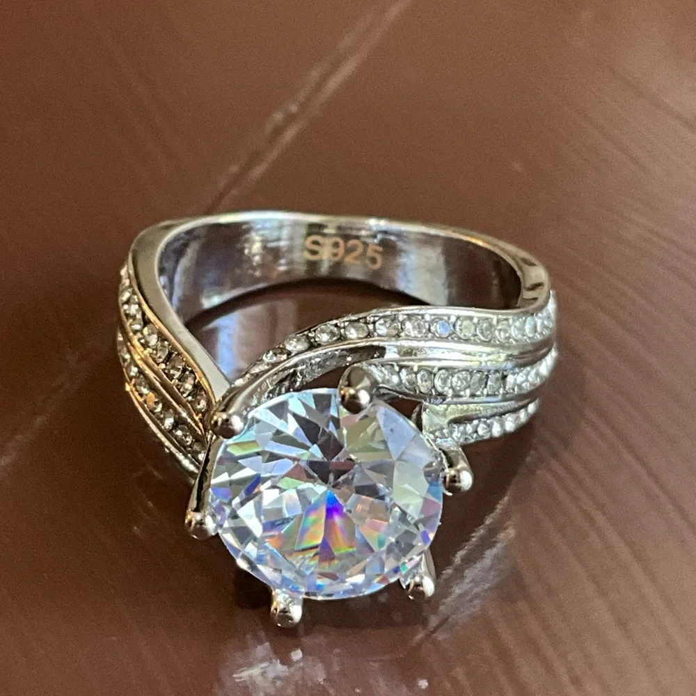 Elegant Silver Ring with Large Gemstone 7 - Picture 1 of 12